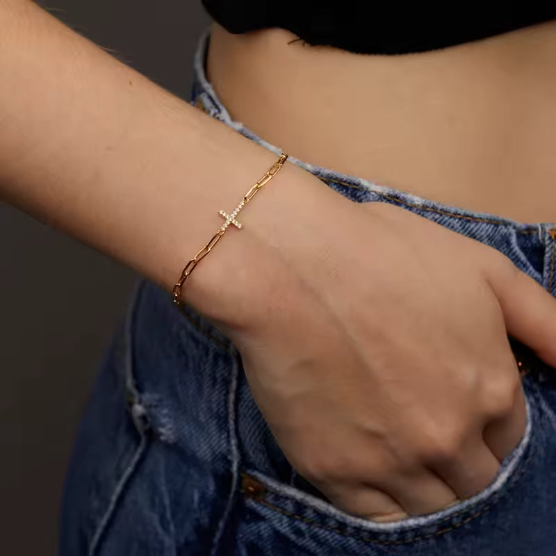 Bracelet Croix Doré "Bénédiction" – Fin et Élégant